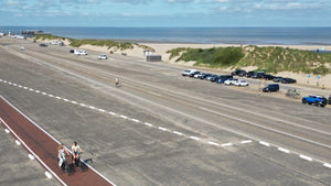 2 meisjes fietsen langs het strand