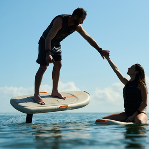 2 personen op een fliteboard van Wave and Wheels