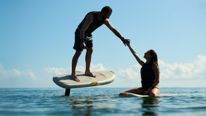 2 personen op een fliteboard van Wave and Wheels