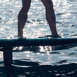 man op fliteboard op meer