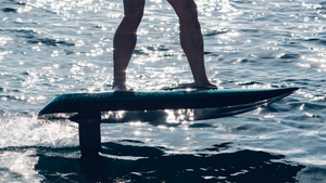 man op fliteboard op meer