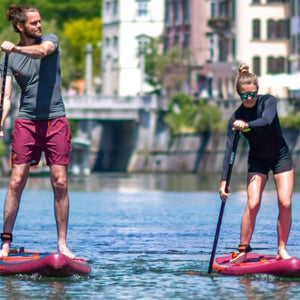 2 personen op een sup in het kanaal