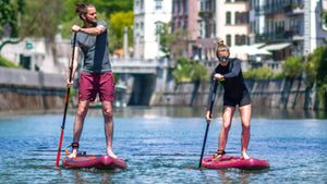 2 personen op een sup in het kanaal