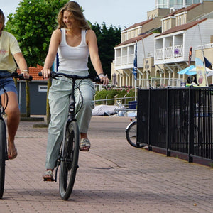 2 personen op een gehuurde fiets in zeeland