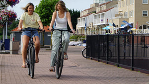 2 personen op een gehuurde fiets in zeeland